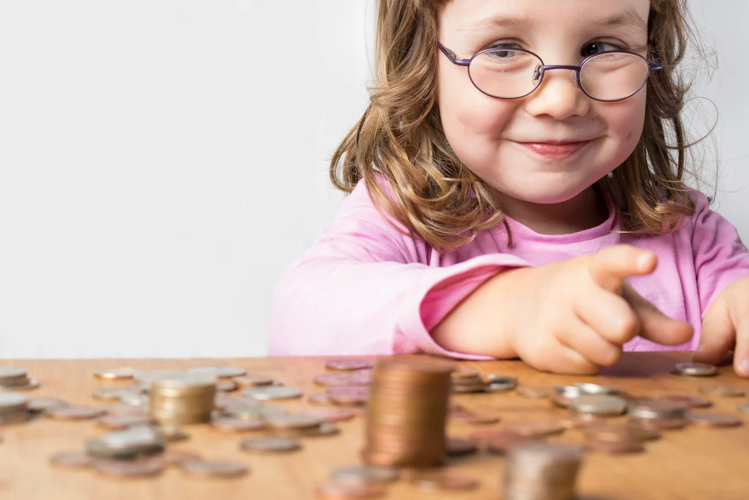 Kind spielt mit Geld