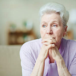 ältere Frau mit Sorgen im Gesicht