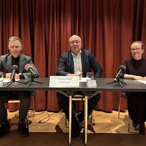 Daniel Lampart, Pierre-Yves Maillard und Gabriela Medici an der SGB-Medienkonferenz