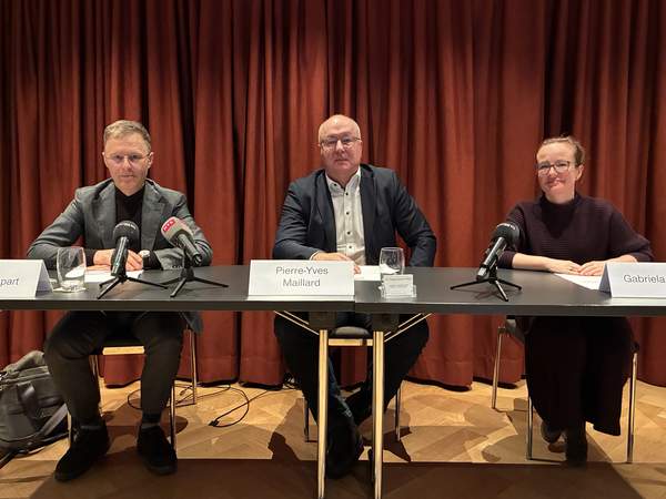 Daniel Lampart, Pierre-Yves Maillard und Gabriela Medici an der SGB-Medienkonferenz