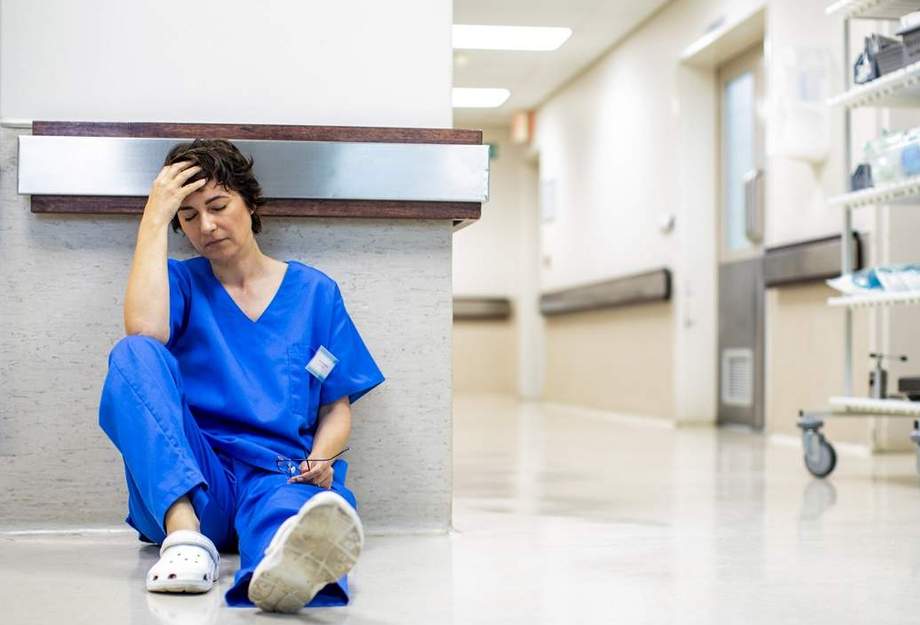 Pflegerin erschöpft am Boden