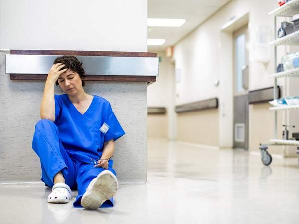 Pflegerin erschöpft am Boden