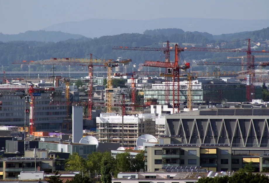 Panoramabild von Zürich mit Kränen