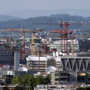 Panoramabild von Zürich mit Kränen