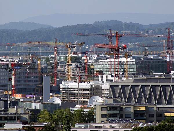 Panoramabild von Zürich mit Kränen
