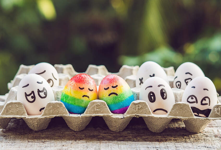 Zwei in Regenbogen-Farben angemalte Eier
