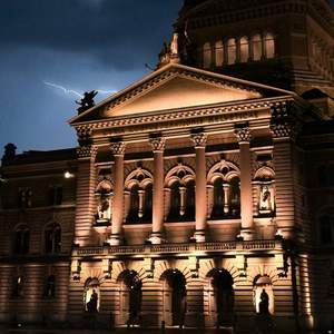 Bundeshaus bei Nacht, im Hintergrund Blitze