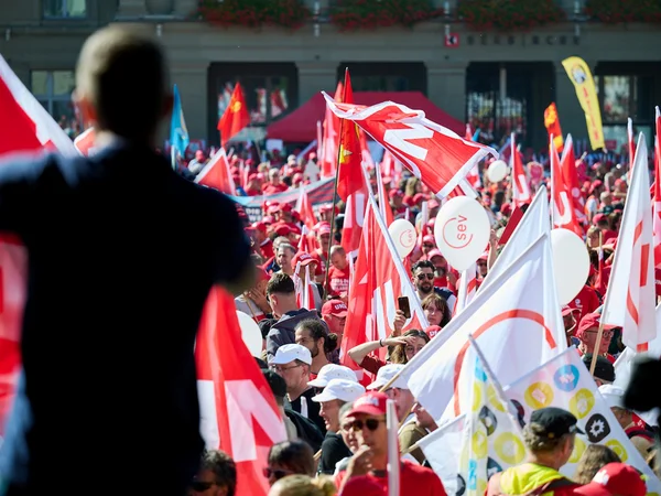 Demonstranten schwingen Gewerkschaftsfahnen