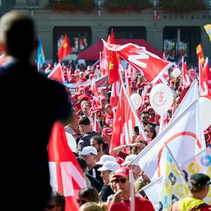 Demonstranten schwingen Gewerkschaftsfahnen