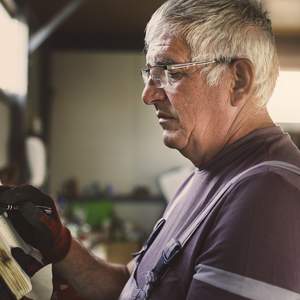 älterer Arbeitnehmer bei der Arbeit