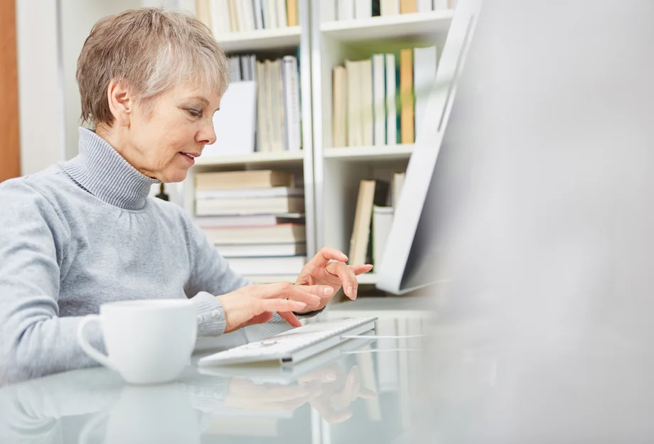 Seniorin am PC ältere Frau am PC