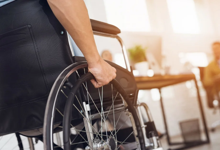 Person im Rollstuhl am Arbeitsplatz