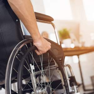 Person im Rollstuhl am Arbeitsplatz