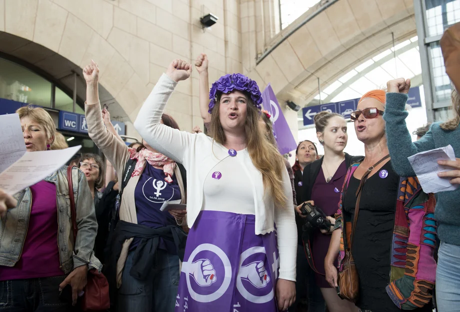 Frauenstreik in Lausanne Chor im Bahnhof Lausanne