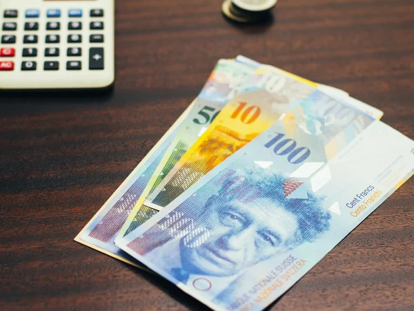 Rechnen lohnt sich Taschenrechner und Geldscheine