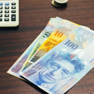 Taschenrechner und Geldscheine