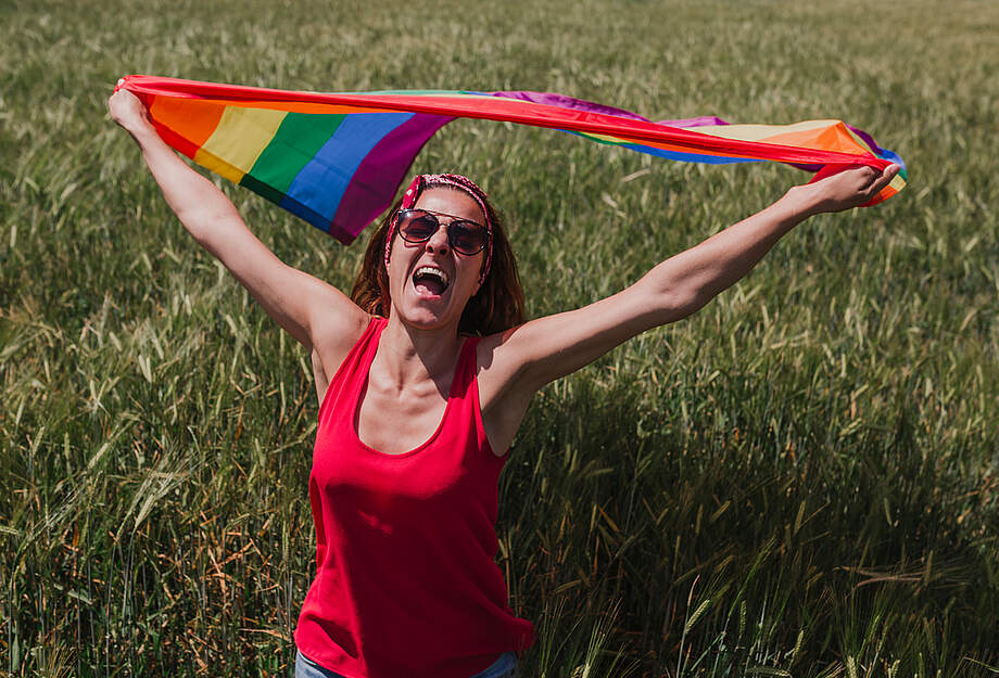 Frau mit Regenbogenfahne