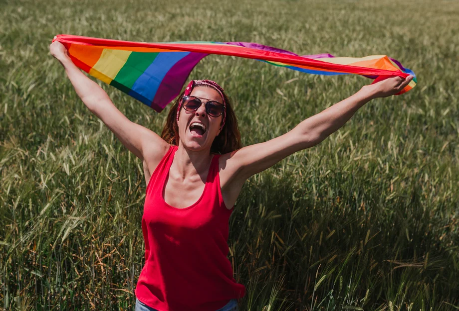 Frau mit Regenbogenfahne Frau mit Regenbogenfahne