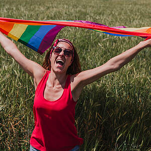 Frau mit Regenbogenfahne
