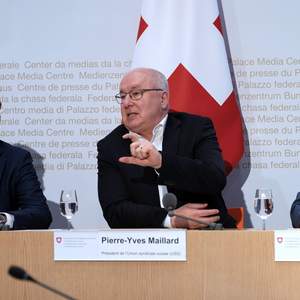Pierre-Yves Maillard vertritt den SGB an der Medienkonferenz von Bundesrat und Sozialpartnern