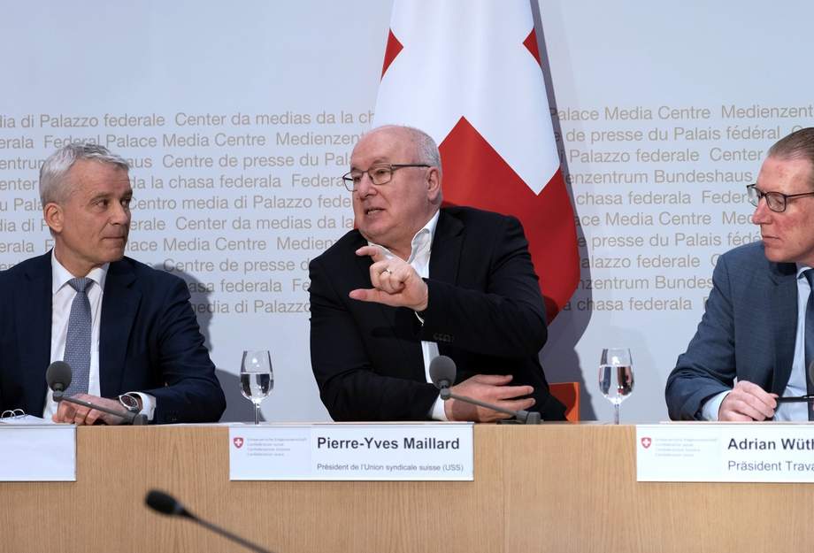 Pierre-Yves Maillard vertritt den SGB an der Medienkonferenz von Bundesrat und Sozialpartnern