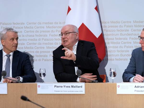 Pierre-Yves Maillard vertritt den SGB an der Medienkonferenz von Bundesrat und Sozialpartnern