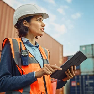 Frau, die Containerladungen überwacht