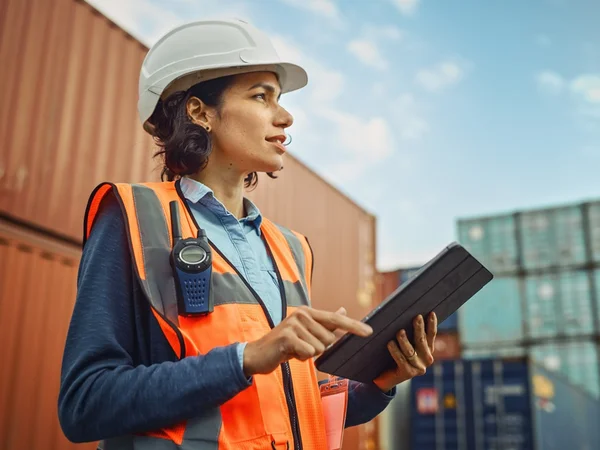 Frau, die Containerladungen überwacht