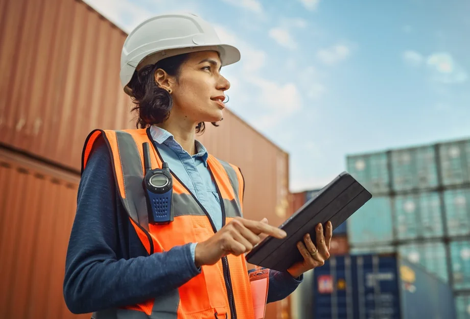 Frau, die Containerladungen überwacht