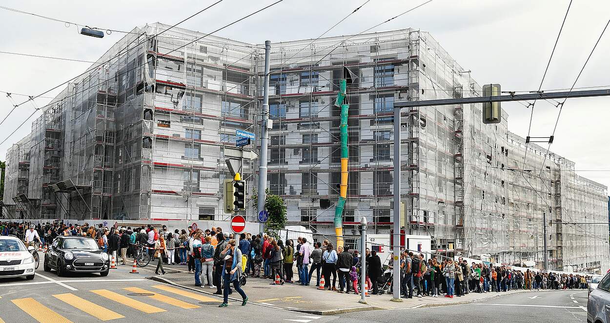 Foto einer langen Schlange zur Wohnungsbesichtigung