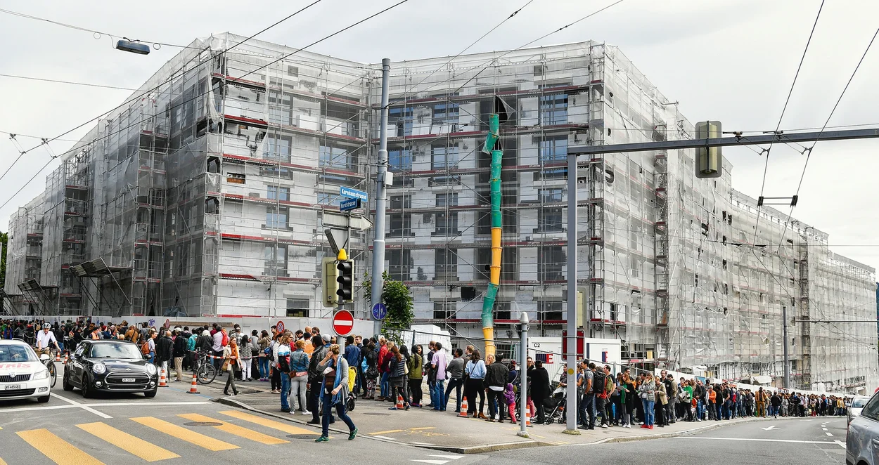 Flyer-Titelmotiv Foto einer langen Schlange zur Wohnungsbesichtigung