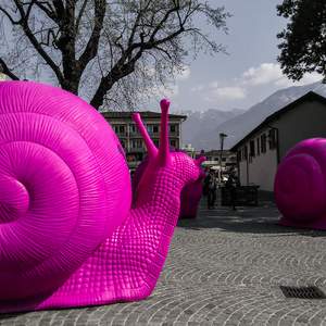 Schnecken-Skulpturen in Pink