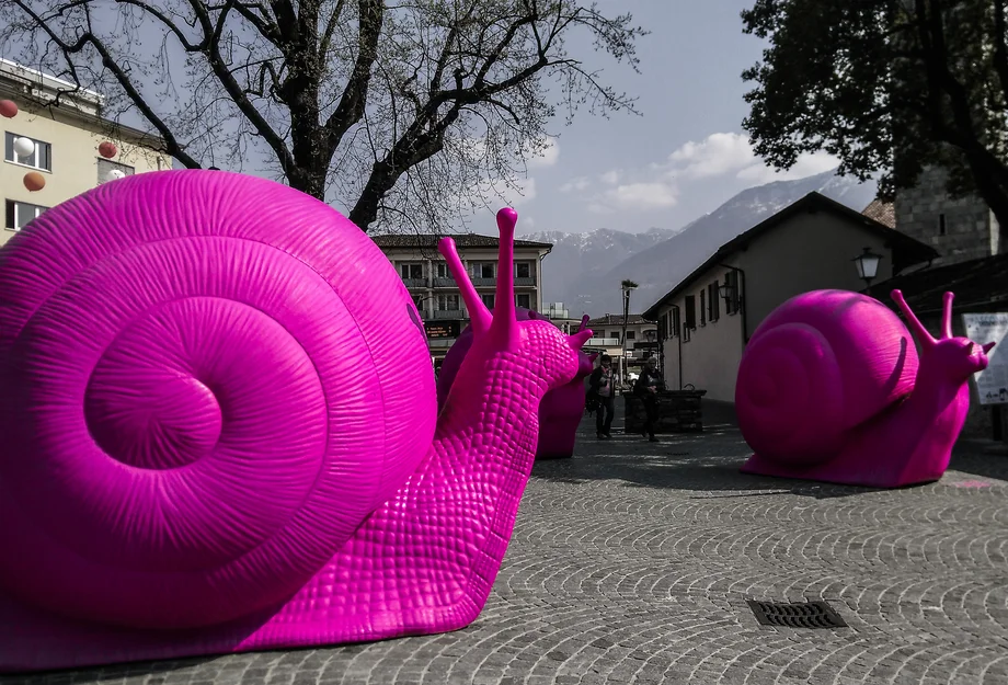 Crackingart in Locarno Schnecken-Skulpturen in Pink