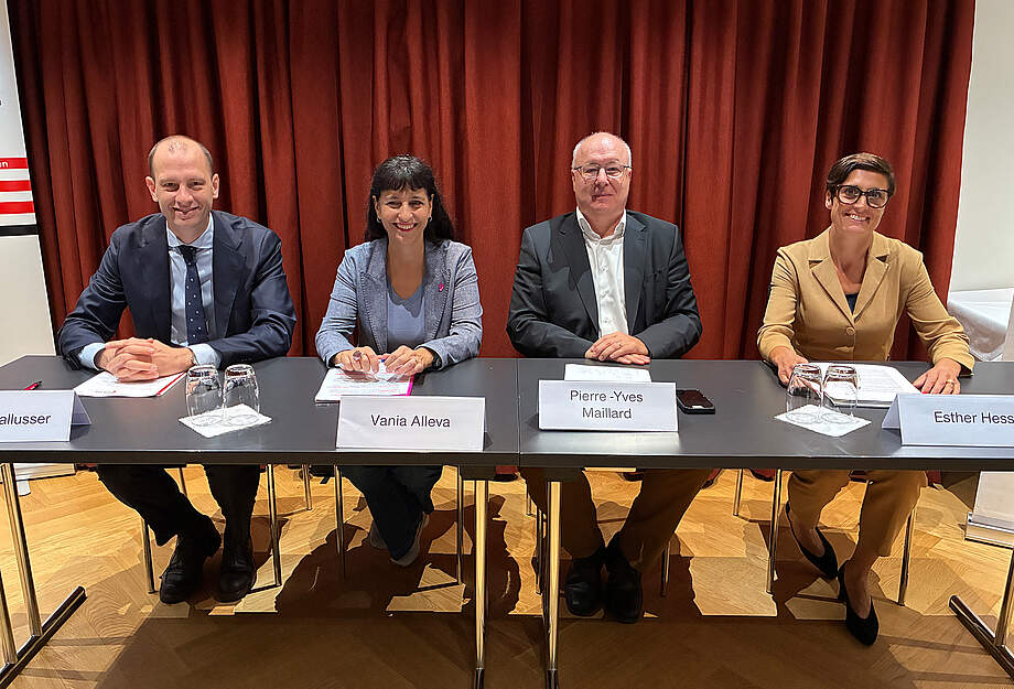 Medienkonferenz mit (v.l.) David Gallusser, Vania Alleva, Pierre-Yves Maillard und Esther Hess
