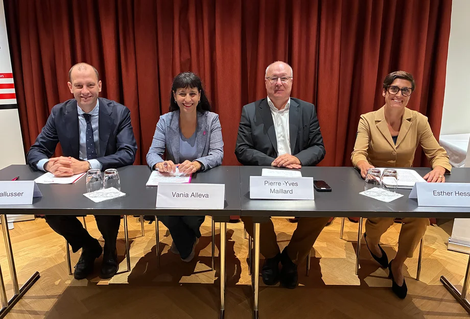 Medienkonferenz mit (v.l.) David Gallusser, Vania Alleva, Pierre-Yves Maillard und Esther Hess