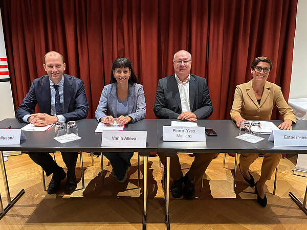 Medienkonferenz mit (v.l.) David Gallusser, Vania Alleva, Pierre-Yves Maillard und Esther Hess