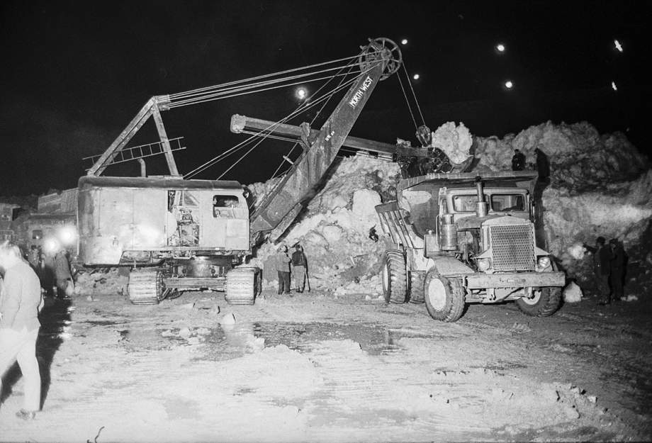 Aufräumarbeiten am Mattmark-Stausee