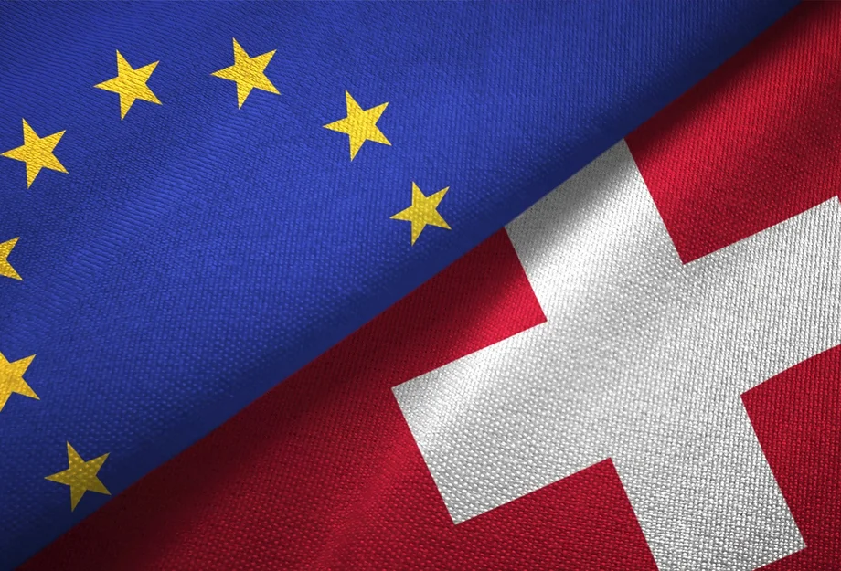Die Schweizerfahne und die der Europäischen Union