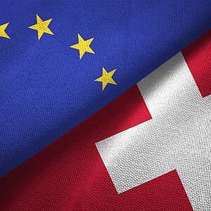 Die Schweizerfahne und die der Europäischen Union 