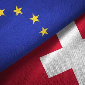 Die Schweizerfahne und die der Europäischen Union 