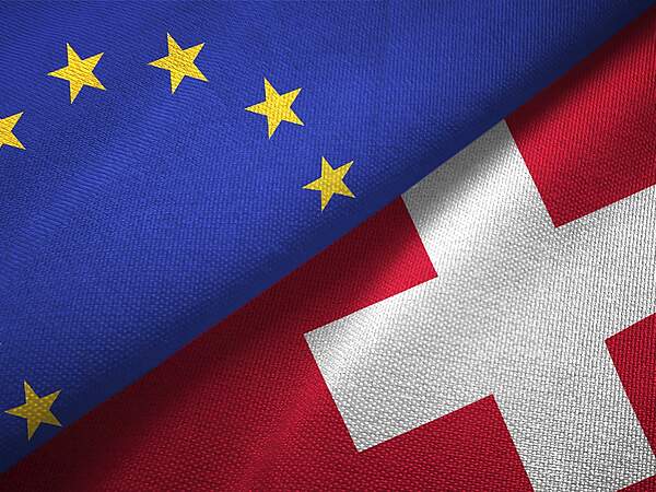 Die Schweizerfahne und die der Europäischen Union 